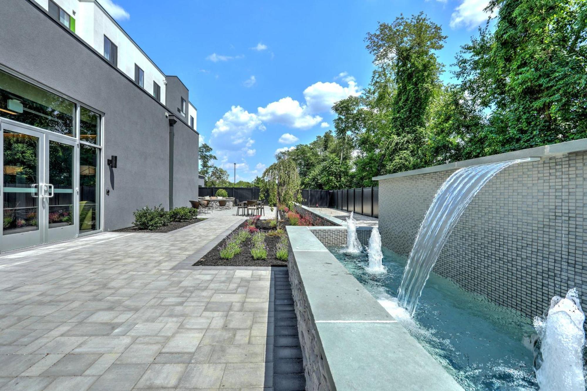 Courtyard By Marriott Deptford Hotel Almonesson Exterior photo