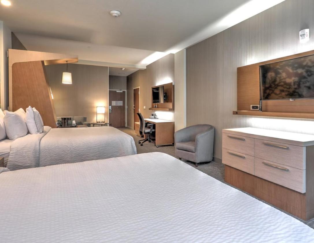 Courtyard By Marriott Deptford Hotel Almonesson Exterior photo