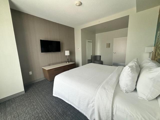 Courtyard By Marriott Deptford Hotel Almonesson Exterior photo